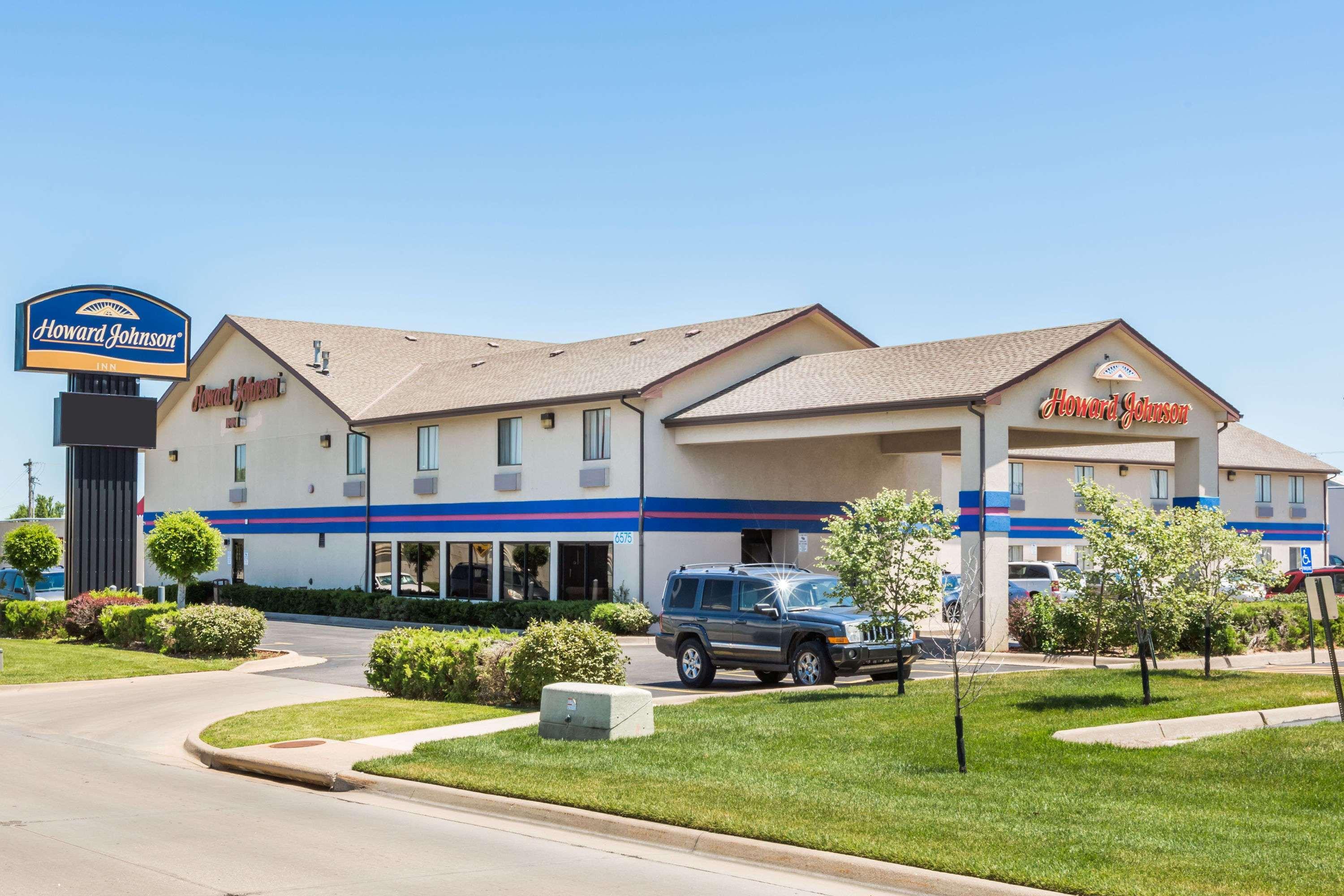 Howard Johnson By Wyndham Wichita Airport Eksteriør bilde