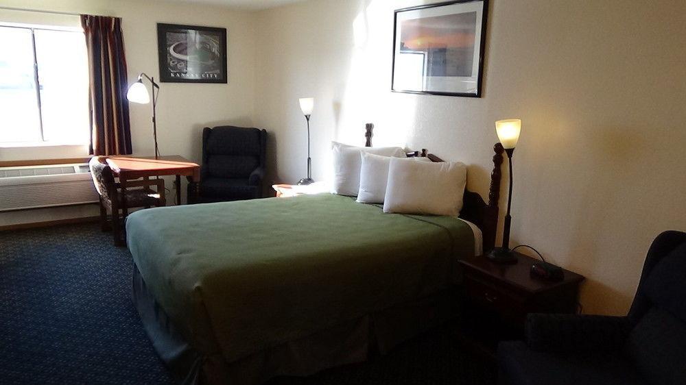 Howard Johnson By Wyndham Wichita Airport Eksteriør bilde