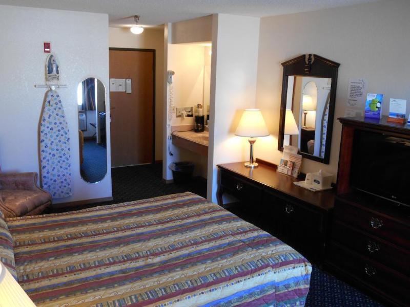 Howard Johnson By Wyndham Wichita Airport Eksteriør bilde